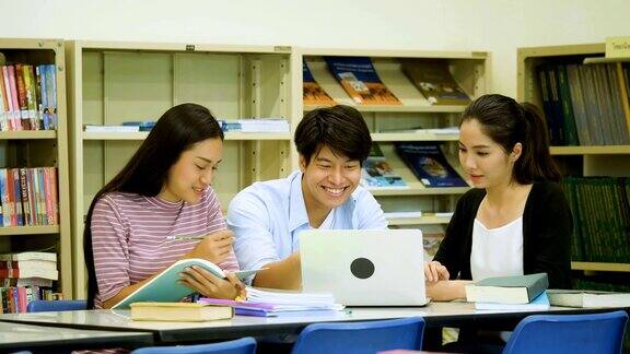 亚洲大学生用笔记本电脑讨论工作