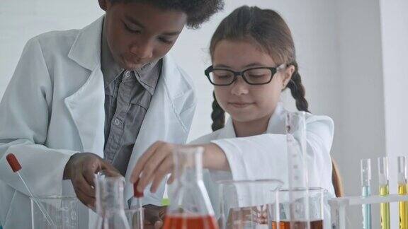 可爱的男孩和女孩正在做科学实验