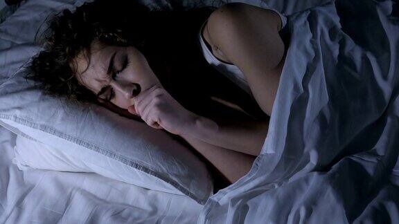 咳嗽病女性晚上躺在黑暗的卧室