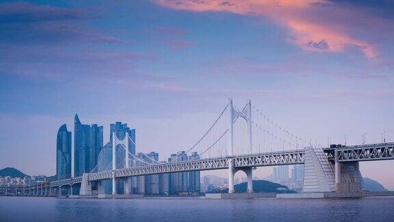 韩国釜山市日出之光安大桥和海云台