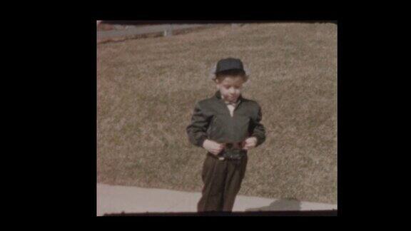 1959年小男孩戴上太阳镜拍照