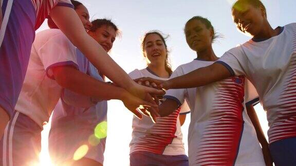 女子足球队在足球场上互相握手4k