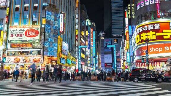 4K延时:日本东京新宿区哥斯拉路购物街上的行人