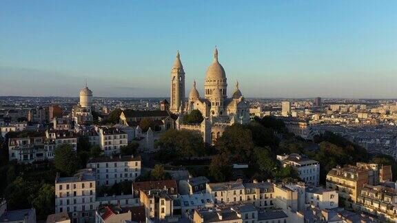 日落时分的蒙马特山和巴黎圣心教堂
