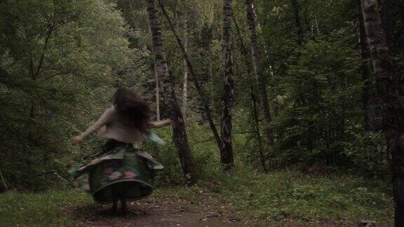 年轻女子在森林里翩翩起舞