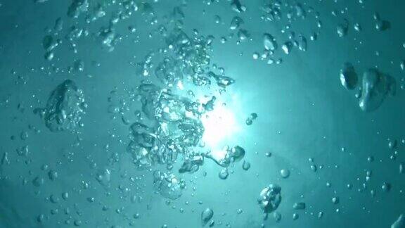水下:无数的气泡漂浮在令人窒息的海面上