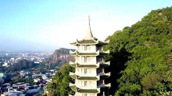 缩小在城市山上灯火通明的佛寺宝塔