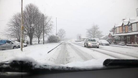 在深雪中开车