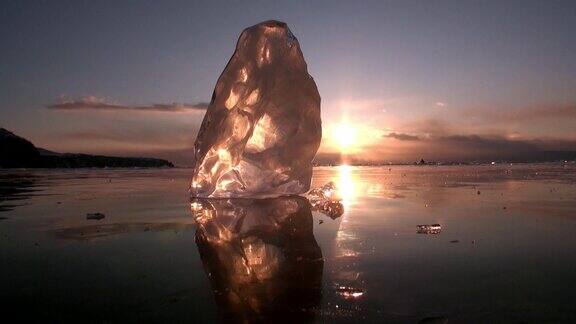 贝加尔湖上巨大的冰晶