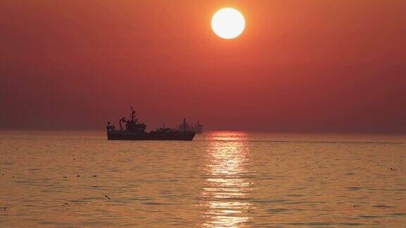 平静的北海上日落时的渔船