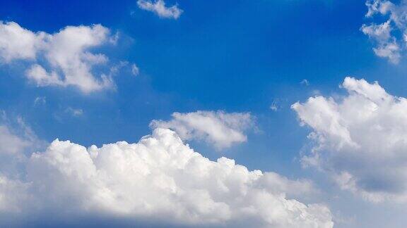 蔚蓝的天空和美丽的白云在大自然的背景下