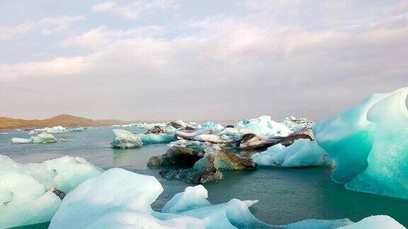 冰岛Jokulsarlon冰川泻湖清晨鸟瞰图