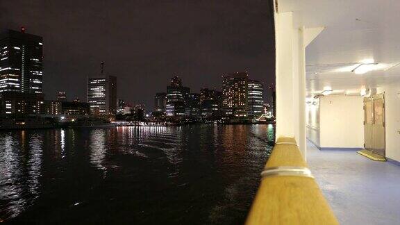 日本客轮上的城市夜景