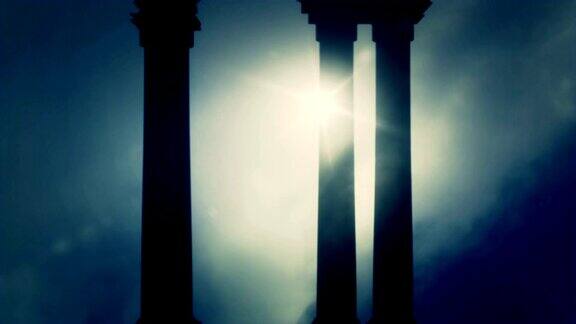 希腊柱子在一个雾天的背景