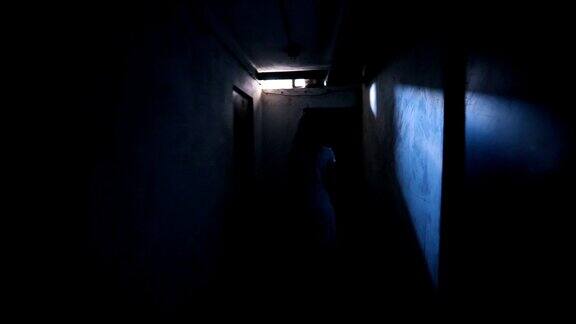 地下室里有个小女孩