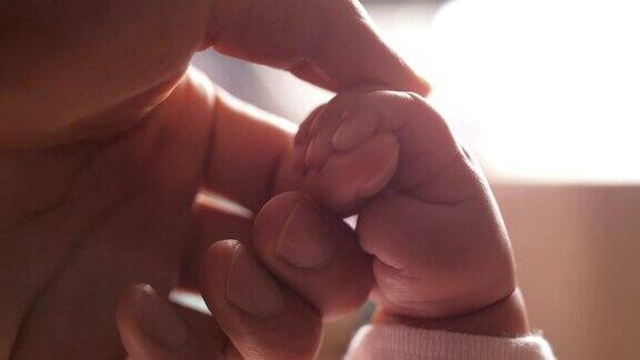 宝宝的手牵着妈妈的手