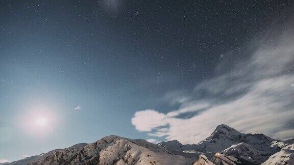 Stepantsminda格鲁吉亚冬夜繁星满天哈萨克山顶白雪覆盖美丽的夜晚格鲁吉亚冬季景观