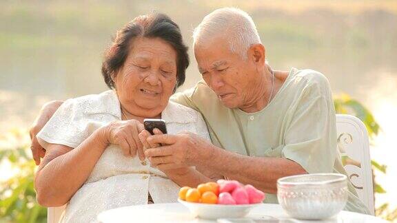 老年夫妇使用手机