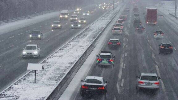 暴风雪中繁忙的公路