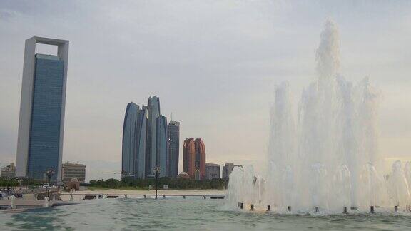 日落阿布扎比码头喷泉著名的塔全景4k阿拉伯联合酋长国