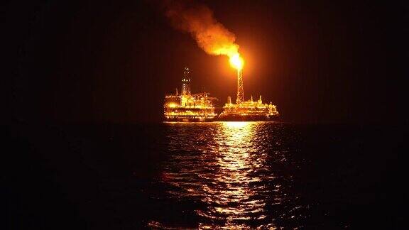 夜间靠近石油平台平台的FPSO油轮海上石油和天然气工业