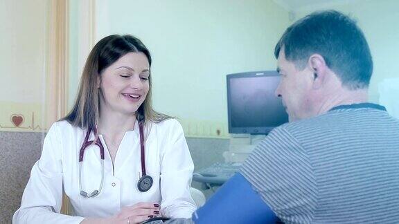 女医生帮助病人佩戴心脏诊断装置