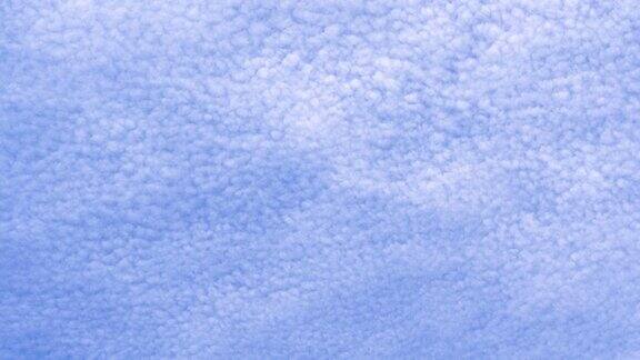 从下往上:晴朗的夏日蓝天被蓬松的白云所覆盖