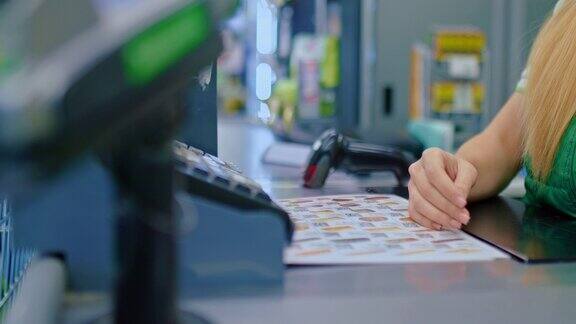 超市条码扫描商品女收银员为顾客服务4K特写视图Prores