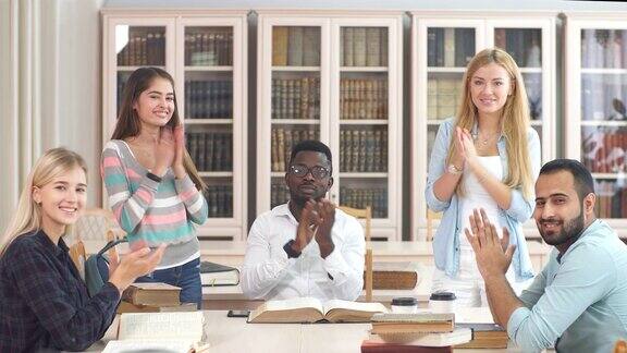 多种族学生在图书馆里准备考试的时候玩得很开心