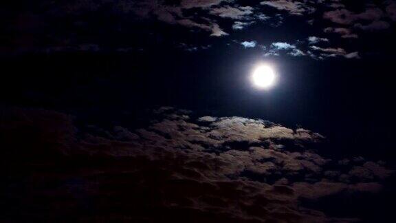 月亮正穿过云层