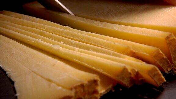 硬法国奶酪帕尔玛干酪切在一块板上