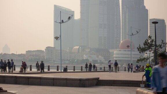 阳光明媚的傍晚青岛著名的步行湾时光流逝全景4k中国