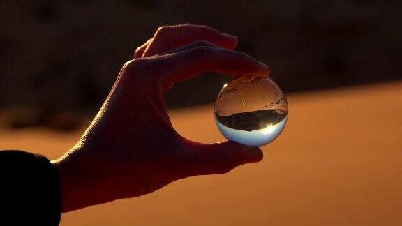 沙漠反射在玻璃球里