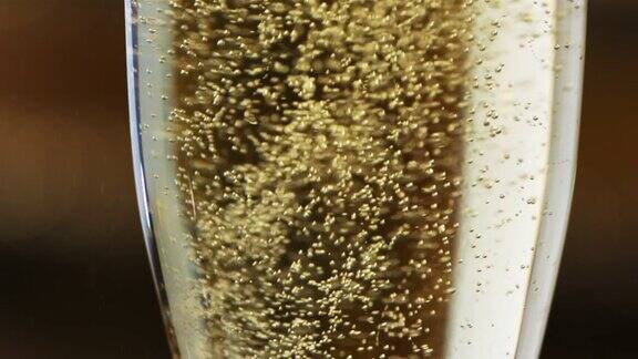 香槟气泡在玻璃-高速视频