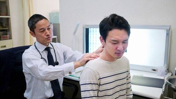男日本医生探索病人疼痛的来源