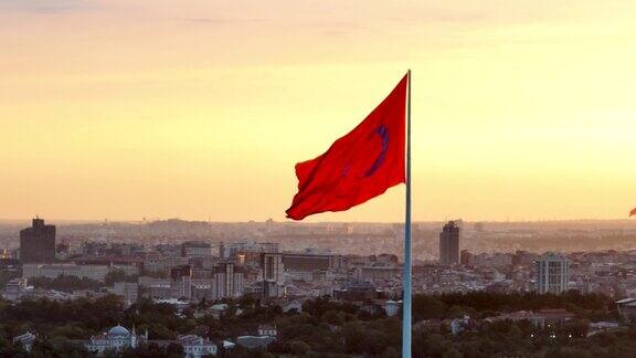 土耳其国旗在伊斯坦布尔的鸟瞰图土耳其国旗在摩天大楼之间红旗日落土耳其国旗土耳其全景伊斯坦布尔的鸟瞰图