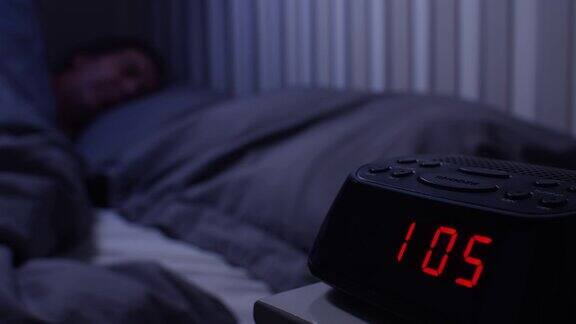 腾出床上的空间独自睡觉1.05点