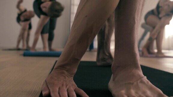 做瑜伽体式的男人的腿伸展