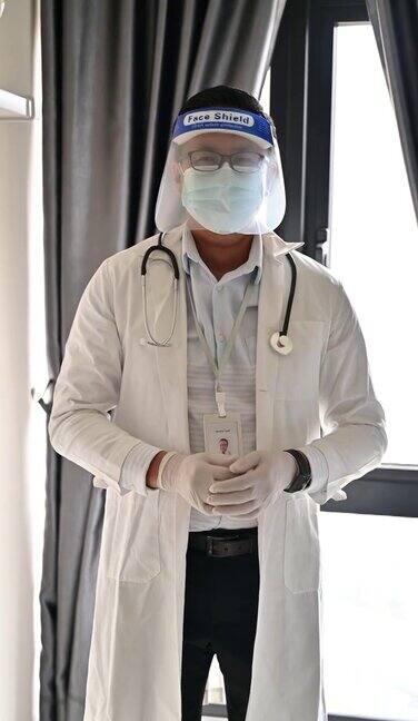 快乐的亚洲男医生戴着口罩和实验服在医院工作