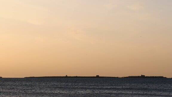 清晨海面西班牙塔巴卡岛在地平线上