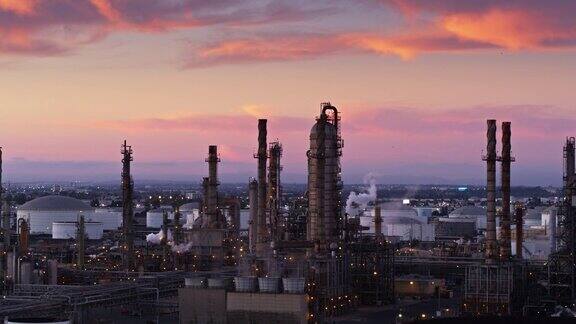 在洛杉矶港的炼油厂后面的彩色日落-无人机拍摄