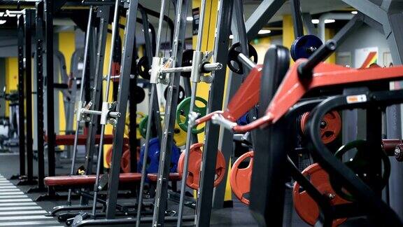 健身俱乐部重量训练设备健身房现代化的室内