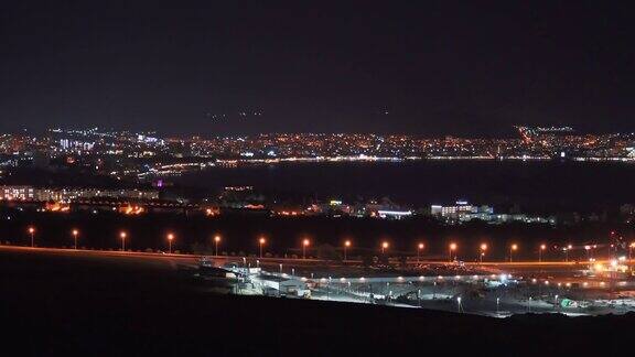 葛伦齐克市的灯光与海湾在夜晚反映在海水的海湾