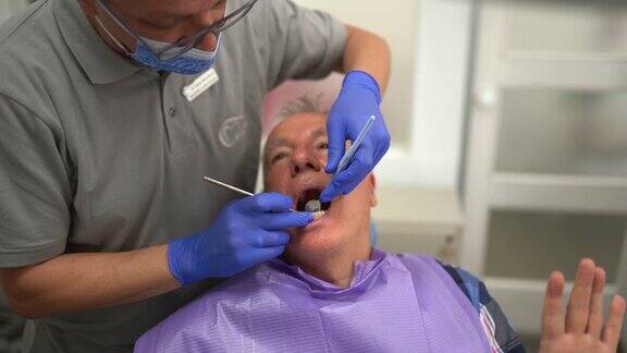 covid-19大流行期间在牙科诊所的资深男子
