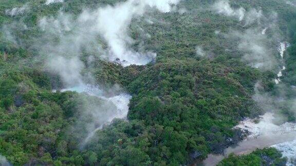 地热景观与热沸腾的泥浆和硫磺温泉由于火山活动在Wai-O-Tapu热仙境新西兰