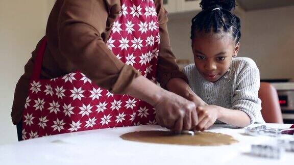 小女孩和奶奶一起做圣诞姜饼饼干