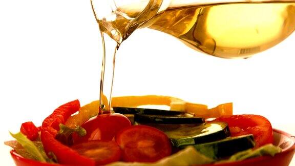 橄榄油浇在新鲜的沙拉上