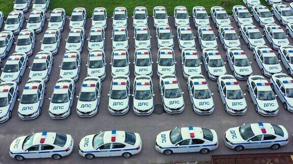 许多交通俄路警车站在停车场鸟瞰图同样的警察从无人机上拦截停车场里的巡逻车