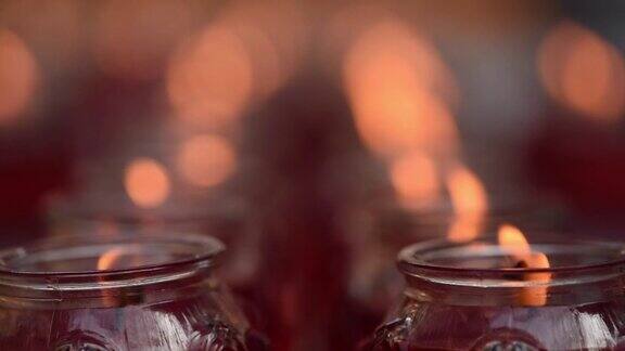 在佛教寺庙里点燃蜡烛