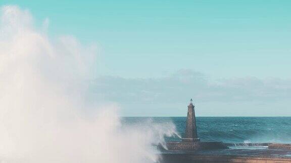 惊涛骇浪冲击着辽阔海洋上孤独的灯塔
